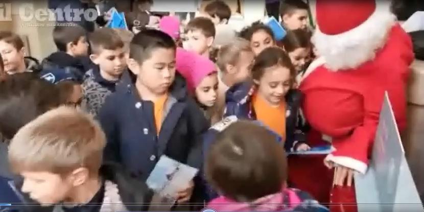 Video Babbo Natale Per Bambini.Invasione Di Bambini Alle Poste Per Le Letterine A Babbo Natale Video Pescara Il Centro