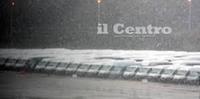 Il piazzale Sevel pieno di furgoni fermi sotto la neve