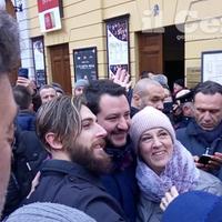 Matteo Salvini circondato dai simpatizzanti si presta ai selfie su corso Marrucino (foto l.c.)