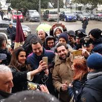 L'arrivo di Salvini sotto la neve davanti alla Prefettura di Pescara (foto di Giampiero Lattanzio)