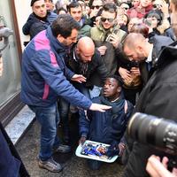 L'extracomunitario in ginocchio davanti a Salvini (foto di Luciano Adriani)