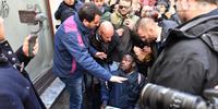 L'extracomunitario in ginocchio davanti a Salvini (foto di Luciano Adriani)