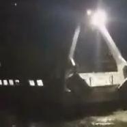Un peschereccio rimasto incagliato nella notte nel porto canale