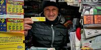 Roberto Rotondo nell'edicola di via Croce a Pescara dove è stato venduto uno dei due biglietti da 50mila euro (foto di Giampiero Lattanzio)