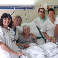 Ornella, la nonna di 103 anni operata al femore, e l'équipe di Ortopedia del Renzetti