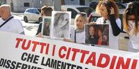 Una manifestazione del comitato Vittime di Rigopiano davanti alla prefettura di Pescara