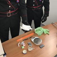 Droga e altro materiale sequestrato dai carabinieri in una casa di Francavilla