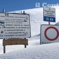 I cartelli e la neve che sbarrano la strada verso il Rifugio Pomilio