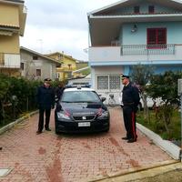 I carabinieri nell'abitazione di Pineto utilizzata come casa di riposo abusiva