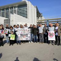 Il comitato vittime di Rigopiano davanti al palazzo di giustizia di Pescara