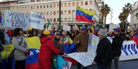 I manifestanti in piazza Salotto a sostegno del popolo venezuelano