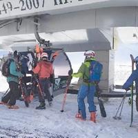Gli sciatori che si apprestano a salire sulla cabinovia
