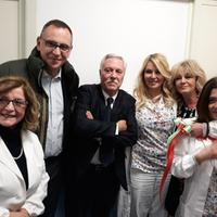 Carla Granchelli (prima a sinistra) con Alessandrini, mancini e lo staff del nuovo centro vaccinazioni