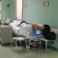 Nel reparto di Geriatria sono finiti i posti letto, i pazienti sistemati anche nei corridoi