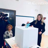 Sara Marcozzi al voto nel seggio di Chieti