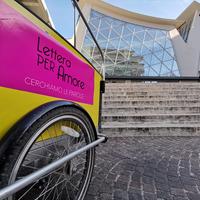 Il cargo-bike dell'iniziativa Lettere d'amore con lo scrittore Peppe Millanta (foto servizio di Giampiero Lattanzio)