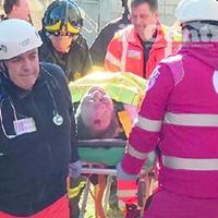 I soccorsi in via Alessandria: Roberto Marziale, 53 anni, estratto dalla macerie