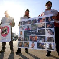 I familiari del comitato vittime davanti agli uffici della procura di Pescara