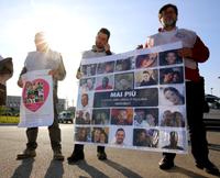 I familiari del comitato vittime davanti agli uffici della procura di Pescara