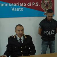 Il dirigente del commissariato di polizia Fabio Capaldo con tre agenti