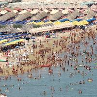 Riviera affollata di bagnanti: sono 105 i titolari di stabilimenti che attendono la proroga delle concessioni