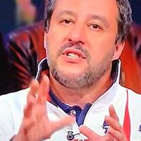 Matteo Salvini in tv con la felpa sulla Sardegna
