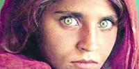 La ragazza afghana fotografata da Steve McCurry, immagine divenuta famosa nel mondo sulla copertina di National Geographic