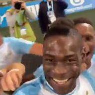 Mario Balotelli, selfie con in compagni dopo il gol