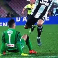 L'espulsione del portiere Meret,  episodio centrale del big match al San Paolo tra Napoli e Juve