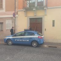 L'auto della polizia in via Porta Romana