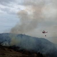 L'elicottero dei vigili del fuoco sull'incendio a Corvara