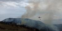 L'elicottero dei vigili del fuoco sull'incendio a Corvara