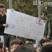 Gli studenti dell'Istituto alberghiero protestano davanti alla Provincia (foto di Giampiero Lattanzio)
