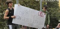 Gli studenti dell'Istituto alberghiero protestano davanti alla Provincia (foto di Giampiero Lattanzio)