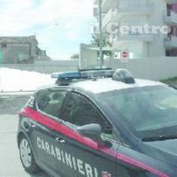 I carabinieri davanti alla palazzina dove è stato ritrovato il corpo senza vita dell'ex imprenditore edile (foto Daccò)