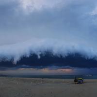 Nuvola a mensola sulla spiaggia di Pescara (foto Sandro Barile)
