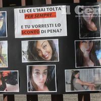 I cartelli e le fotografie di Jennifer affisse davanti al tribunale dell'Aquila (foto di Ranieri Pizzi)