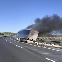 Il camion andato a fuoco sulla A14