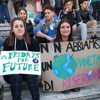 Ragazzi in piazza a Pescara per il Global strike for future (foto di Giampiero Lattanzio)