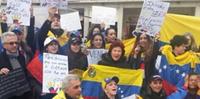 Una manifestazione di italo-venezuelani in piazza Salotto, a Pescara