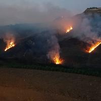 L'incendio che da questo pomeriggio sta divorando 18 ettari di terreno a Canzano