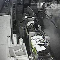 I ladri in azione ripresi dalle telecamere (foto di Raniero Pizzi)