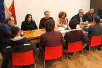 Una riunione della coalizione di centrosinistra nella sede del Pd