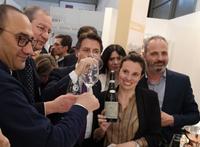 Il premier Giuseppe Conte assaggia il Montepulciano d'Abruzzo al Vinitaly, a sinistra l'assessore Imprudente e il presidente del Consorzio di tutela Valentino Di Campli