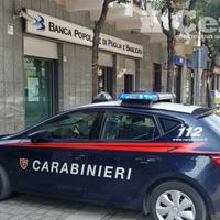 I carabinieri davanti alla banca rapinata (foto di Giampiero Lattanzio)