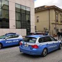 Le auto della polizia in via Trieste dopo la rapina nella gioielleria Ranalletta