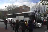 Insegnanti e scolari in attesa prima di salire sul bus per la gita scolastica