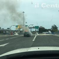 L'incendio dell'auto al casello dell'A14 (foto di Luciano Adriani)