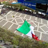 Il maxi Tricolore arrivato dall'alto in piazza ad Avezzano (foto da Fb del Comune di Avezzano)