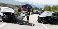 I rottami delle auto coinvolte nell'incidente sulla Fodnovalle (foto di Arnolfo Paolucci)